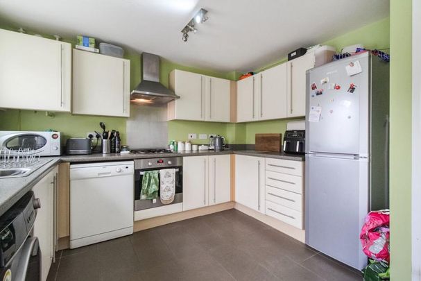 3 bedroom semi-detached house to rent - Photo 1