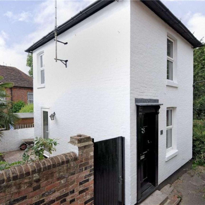 Charming two bedroom cottage with a courtyard garden located in the village area of Tunbridge Wells. - Photo 1