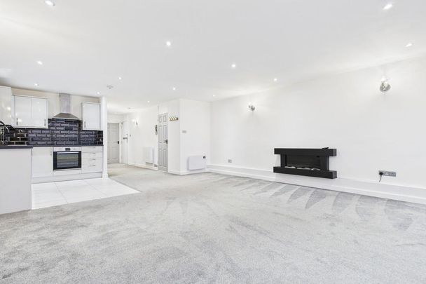 2 bedroom ground floor flat to rent - Photo 1