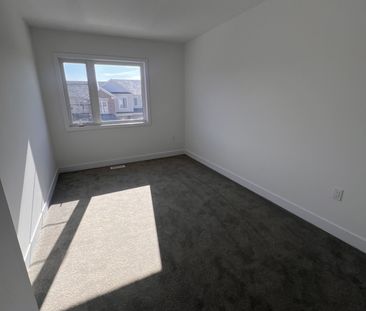 For Lease - 9 Wagon Lane, Barrie, Ontario - Photo 2