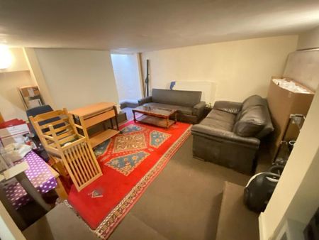 1 bedroom in a house share to rent - Photo 2