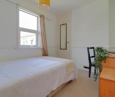 4 bedroom end of terrace house to rent - Photo 5