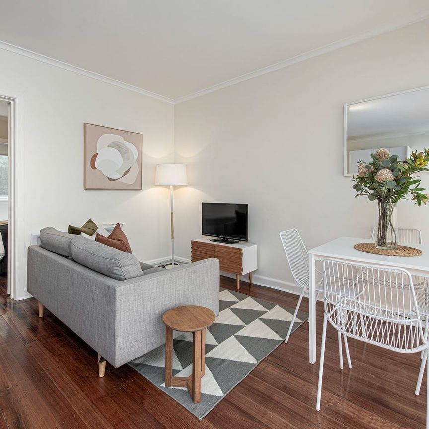 LIGHT AND BRIGHT ONE BEDROOM APARTMENT ON GROUND FLOOR! - Photo 1