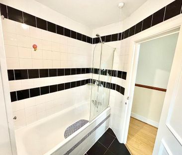 3 bedroom flat to rent - Photo 4