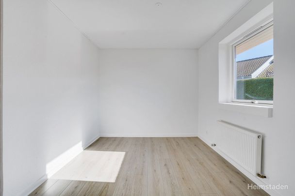 Attraktiv 1-plans rækkehus i Holluf Pile med have og parkering. - Photo 1