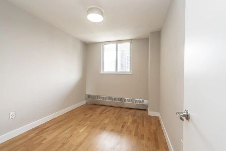 230 Oak Street — 1 Bedroom - unit 1707 - Photo 4