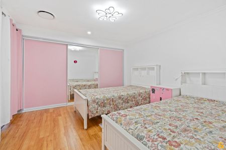 FOR RENT - Spacious, Fully Renovated Family Home with Separate Self-Contained Unit - $1,800 per week UNFURNISHED - Includes yard maintenance. - Photo 5