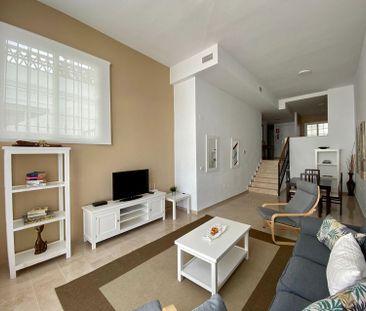 Alquiler de chalet adosado en Avenida General Caffarena - Photo 2