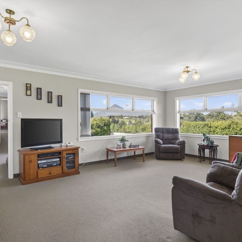 Family Living On Junction - Photo 1