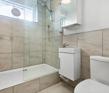 Bright Two-Bedroom Apartment in Prime Richmond Location - Photo 6