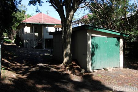 Renovated Post War Home ON THE PARK. - Photo 2