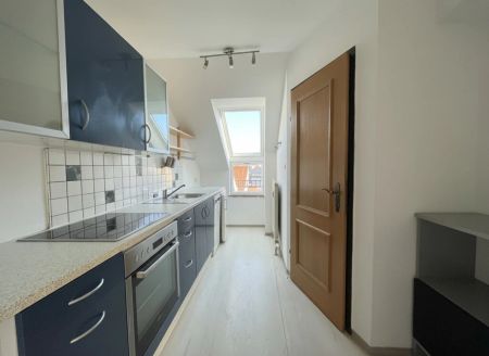 Sehr helle Dachgeschosswohnung in zentraler Lage – perfekt auch als 2er-WG geeignet - Photo 2