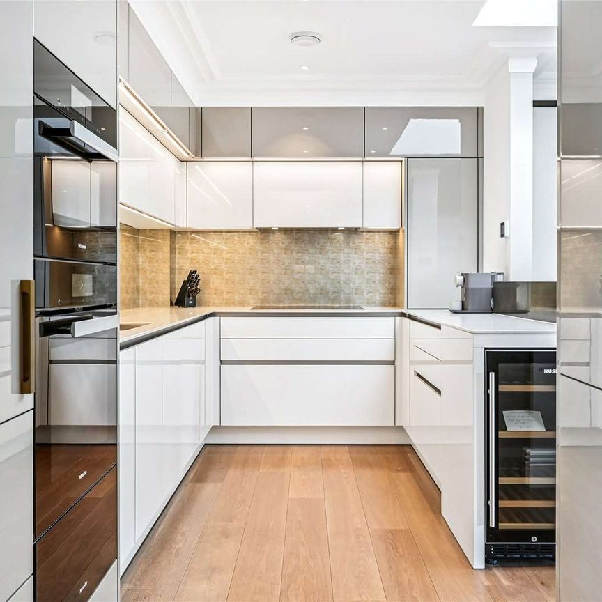 Exceptional 4 bedroom, 3 bathroom penthouse apartment overlooking Westminster Cathedral. Beautifully refurbished and exquisitely furnished. - Photo 1