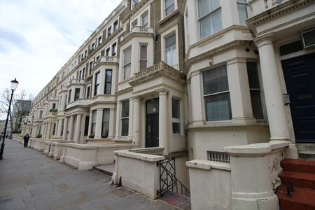 1 Bed Flat, Penywern Road, SW5 - Photo 3