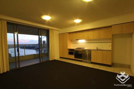 Unfurnished Studio Apartment with Stunning Views - Photo 4