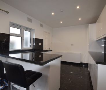 Waverley Crescent, Romford, RM3 - Photo 6