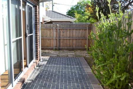 Stunning Modern Townhouse - Premium Regent Location - Photo 4
