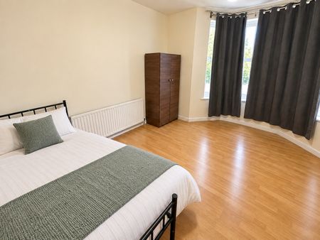 2 Bed Flat, Romford Road, E12 - Photo 2