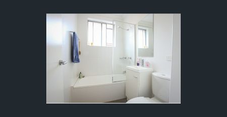 Sun-filled and north facing top floor apartment - Photo 4