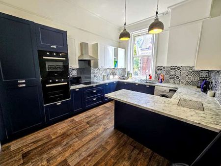 Enormous rooms for rent in beautiful Victorian house Room 15 - Photo 2