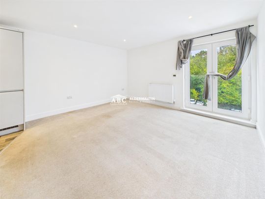 Soothouse Spring, AL3 6NR, St. Albans - Photo 1