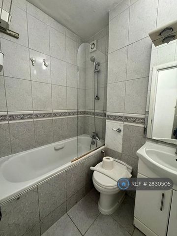 1 bedroom in a house share to rent - Photo 5