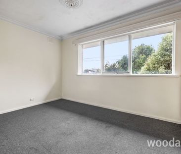 Spacious Two Bedroom Apartment - Photo 2