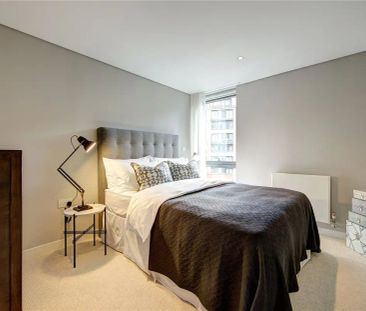 3 bedroom flat in London - Photo 2