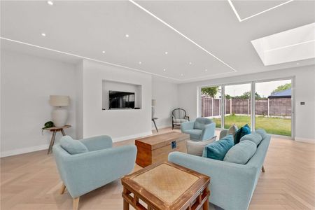 Five bedroom, new build family home in Ascot. - Photo 3