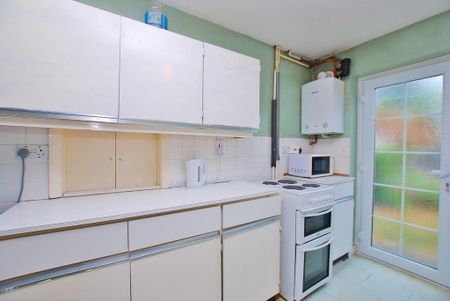 4 bedroom semi-detached house to rent - Photo 5