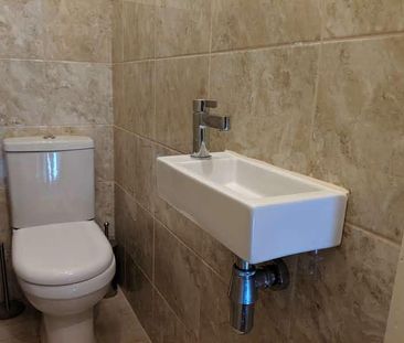 1 bedroom in a house share to rent - Photo 4