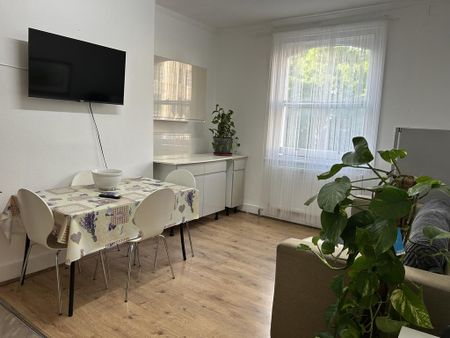 5 bedroom apartment to rent - Photo 2