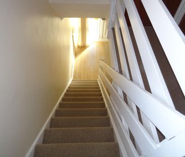 Available 3 Bed House - semi-detached - Photo 5