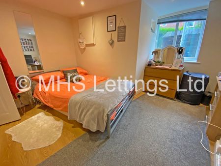 3 Bedroom Mid Terraced House for rent in Beechwood View - Photo 5