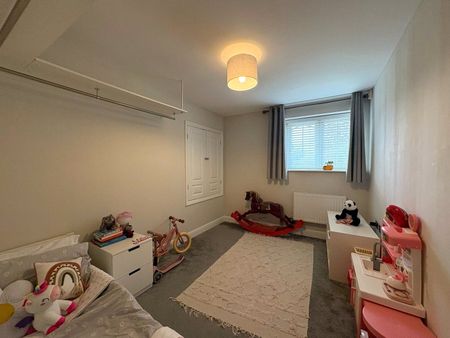 2 bedroom Maisonette in North Street, Windsor - Photo 4