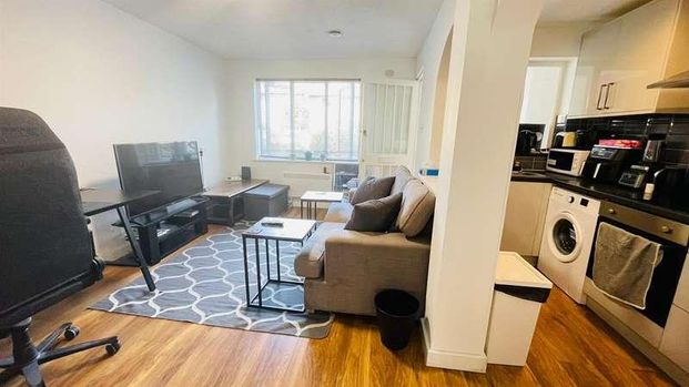 Brangwyn Crescent, London, SW19 - Photo 1