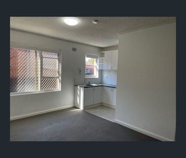 Conveniently Located Ground Floor One Bedroom Apartment - Photo 4