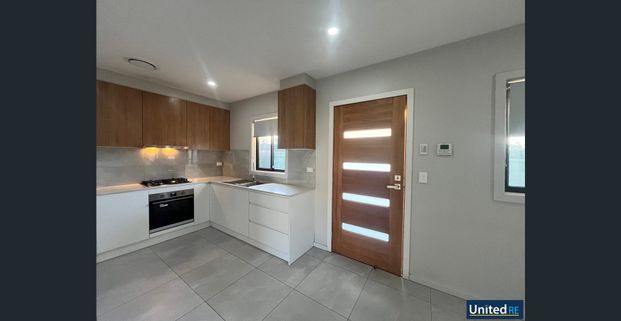 Three Bedroom Granny Flat - Walk to Station - Photo 1