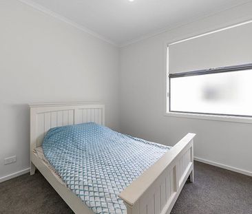 Stylish 2-Bedroom Townhouse - Photo 5