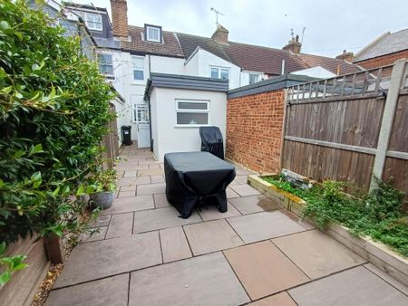 3 bedroom terraced house to rent - Photo 3