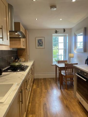 Large bedroom with private shower room, Free parking & health club facilities - Photo 5