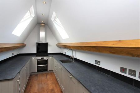 Two Bedroom Bright Split Level Loft Apartment to Let in Streatham - Photo 4