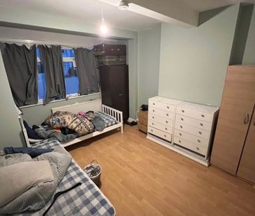 Room in a Shared House, Stern Road, SW16 - Photo 1