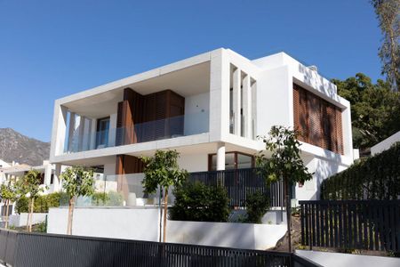 3 bedroom luxury Townhouse for rent in Marbella, Andalusia - Photo 2