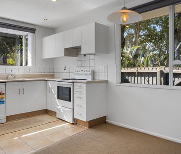 Redecorated two bedroom with garage in Redwood - Photo 2