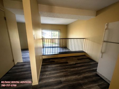 GREAT 3 BED, 1.5 BATH TOWNHOUSE IN NORTHEAST EDMONTON, RUNDLE HEIGHTS COMMUNITY - Photo 5