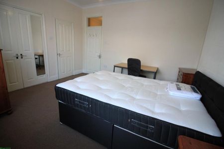 4 bedroom end of terrace house to rent - Photo 4