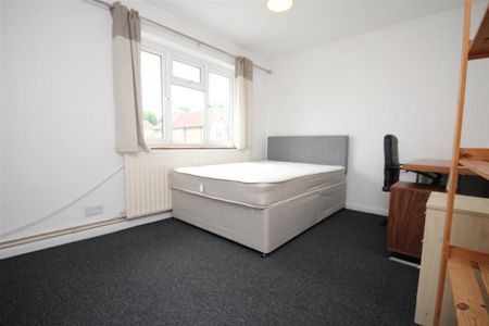 4 bedroom flat to rent - Photo 3