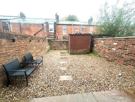 2 bedroom terraced house to rent - Photo 4