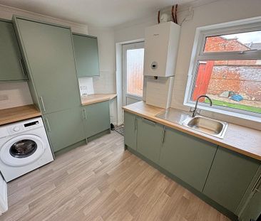 2 bedroom end of terrace house to rent - Photo 3